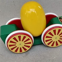 grøn Brio legetøjs trækvogn med gult æg gammelt legetøj